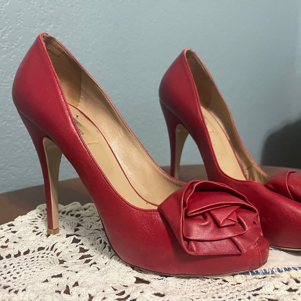 RARE Valentino soft red leather Garavani Acc Donna worn once with mild wear